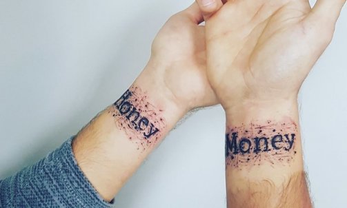 tatouage noir et blanc à Vienne