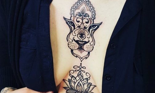 tatouage noir et blanc à Vienne