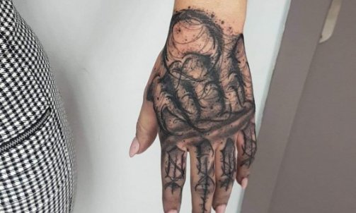 Tatouage noir et blanc à Vienne