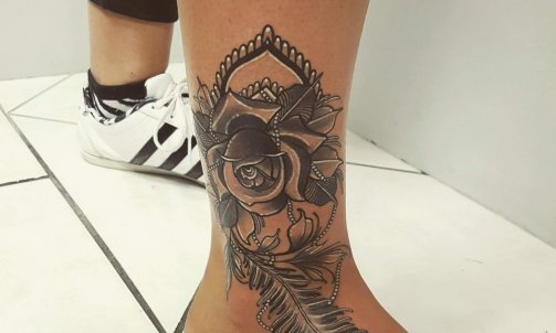 Tatouage noir et gris à Vienne