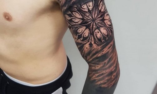 Tatouage noir et gris à vienne